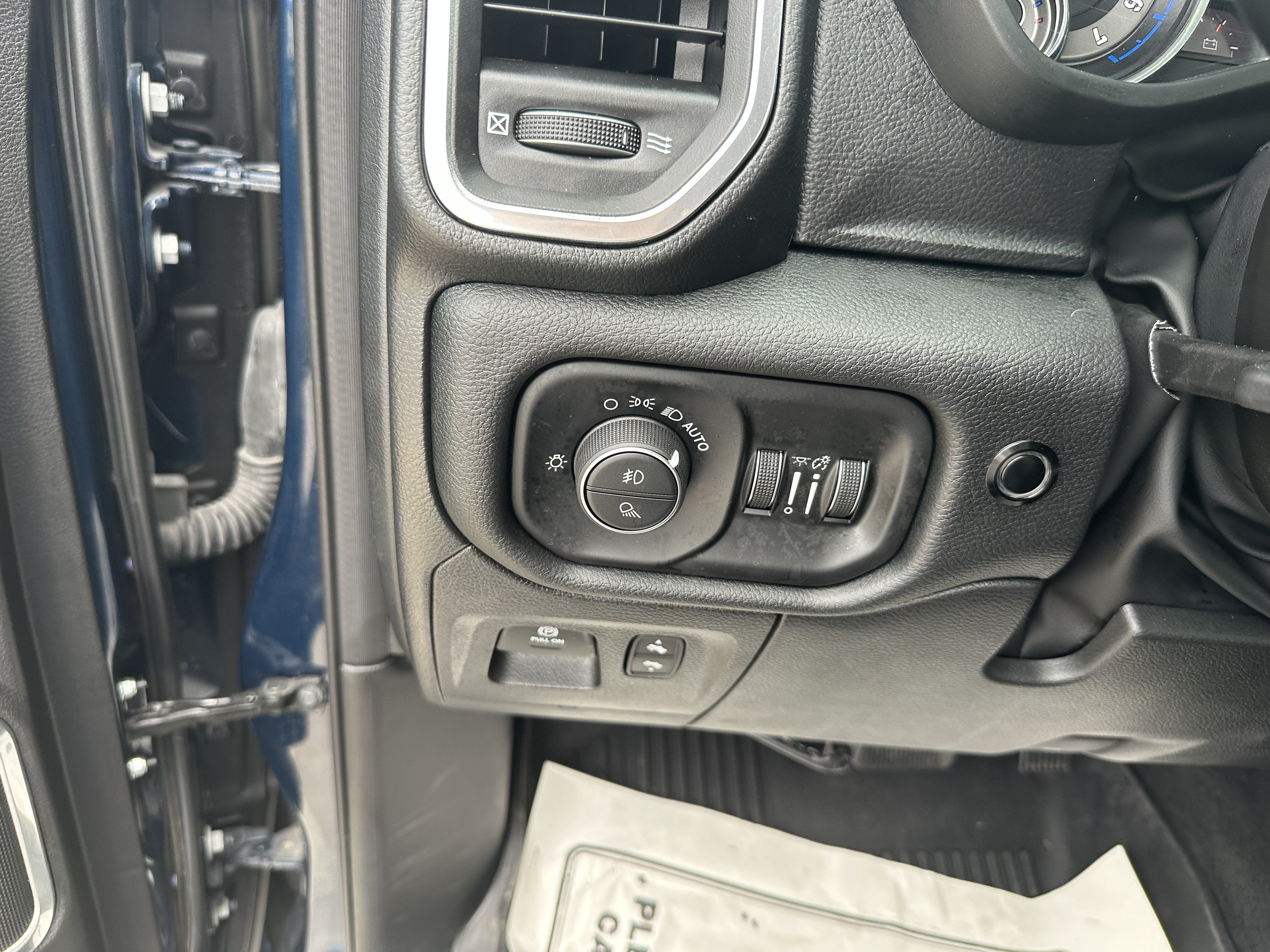 2022 RAM 1500 Laramie Crew Cab 4x4 5'7" Box