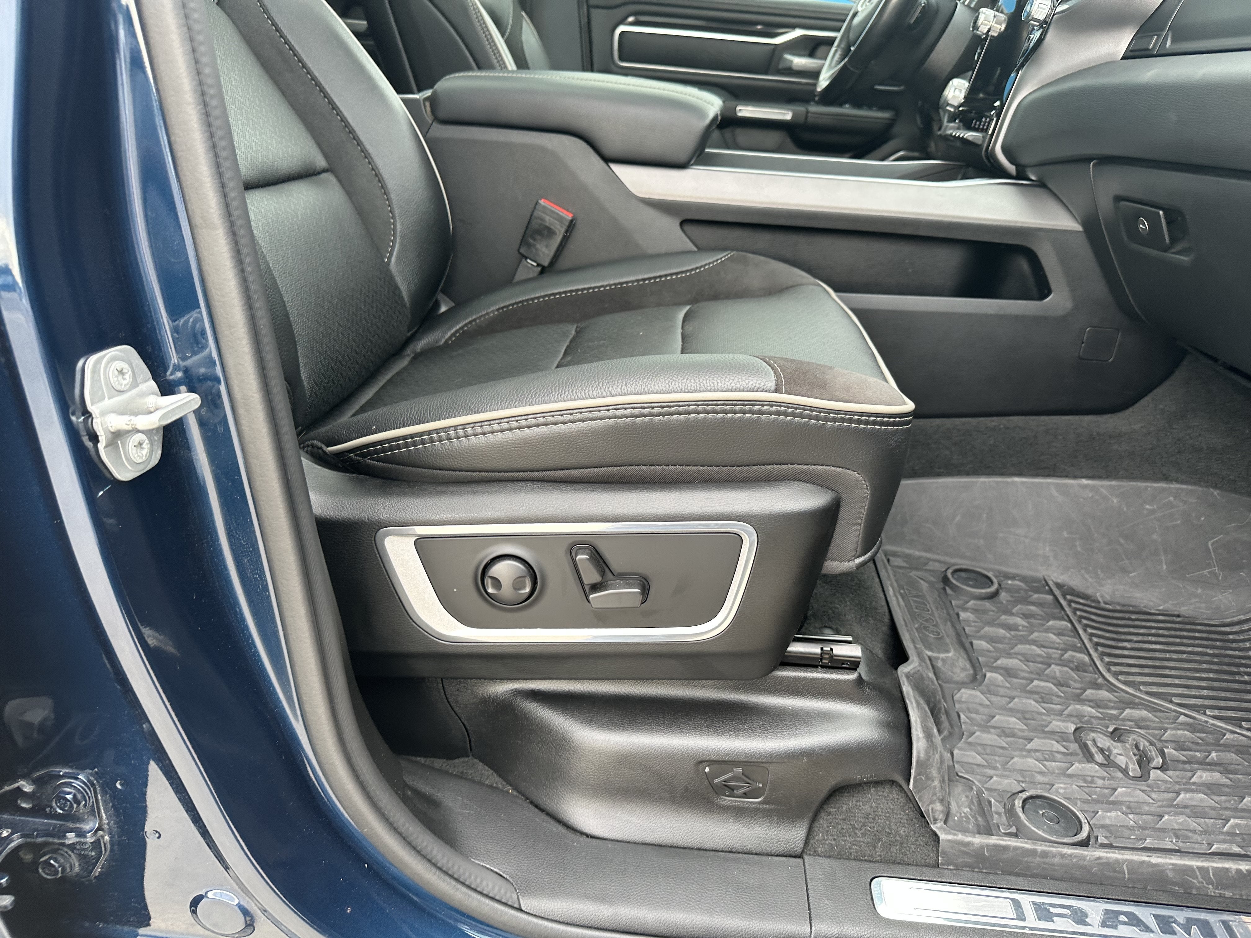 2022 RAM 1500 Laramie Crew Cab 4x4 5'7" Box