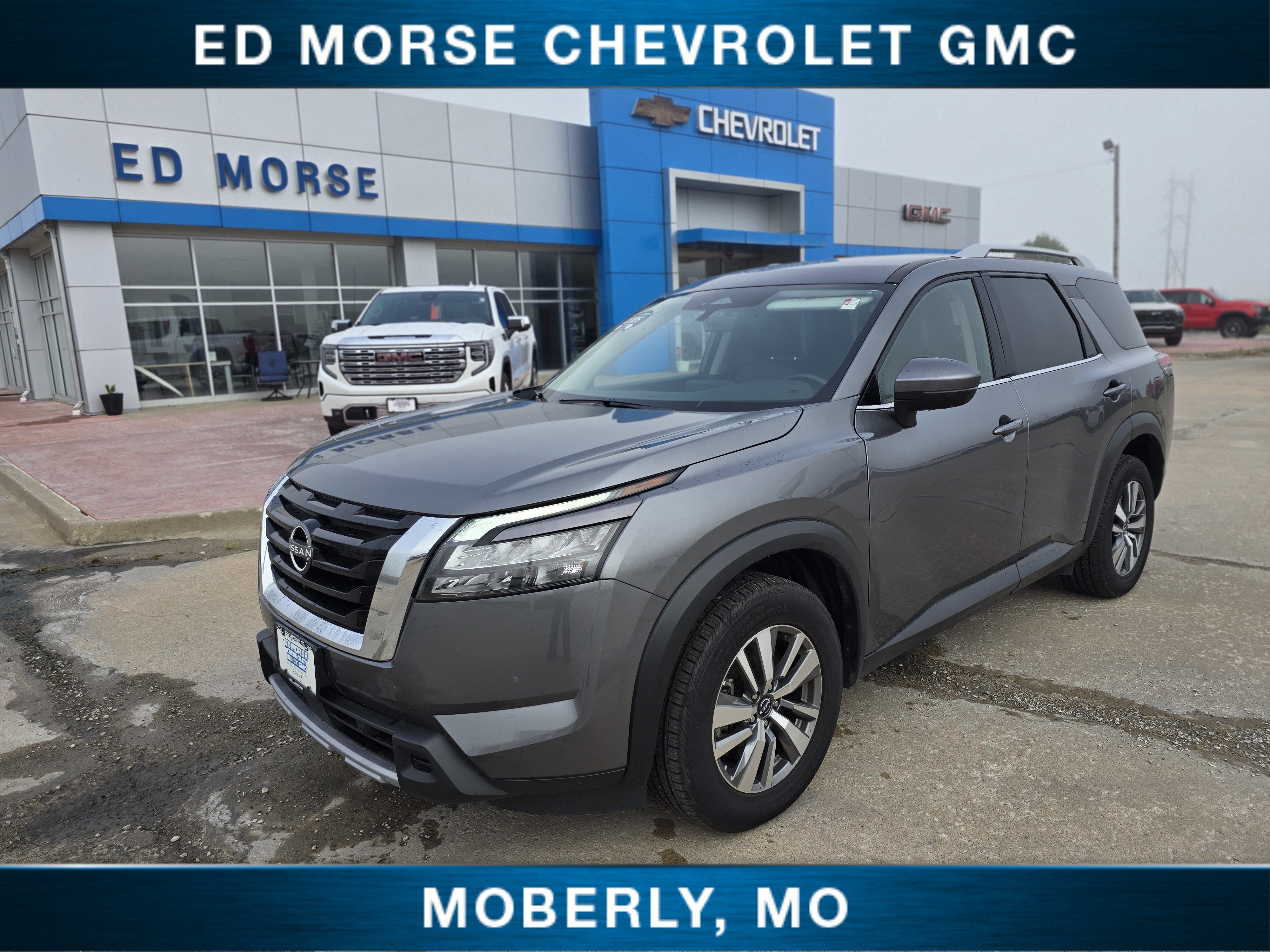 2025 Nissan Pathfinder SL
